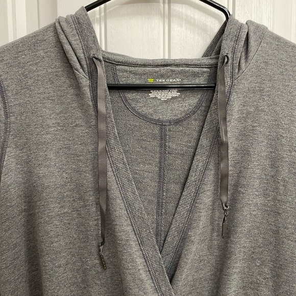 TEK GEAR gray athletic wrap shirt with hoodie..  M - Picture 2 of 5